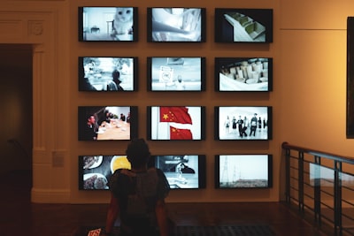 ¿Con qué frecuencia se actualizan los anuncios de video automatizados para seguridad?
