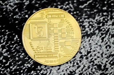 Cómo el algoritmo avaricioso modela los premios de los mineros en redes de blockchain