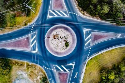 Diseño de sistema estratégico de datos e infraestructura multiagente autónomo.