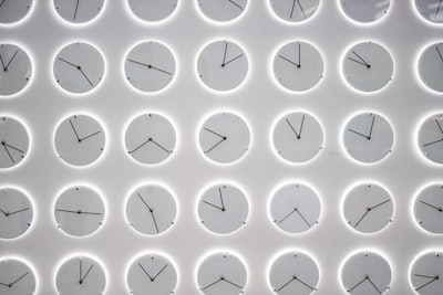 Aprendizaje de políticas para decodificación adaptativa en tiempo real