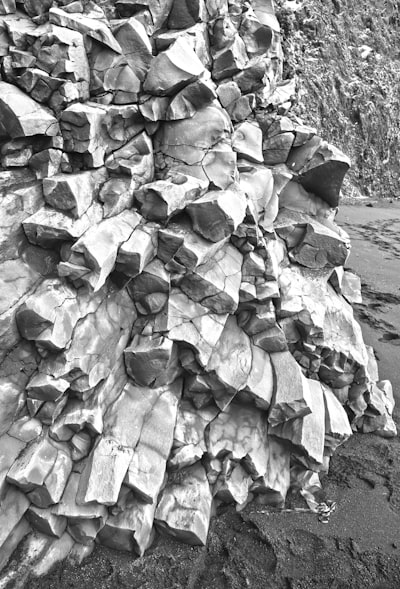Más allá de la estructura: IA descubre materiales por síntesis y propiedades