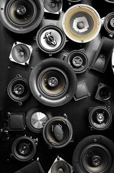 Por qué un buen estéreo gana al sonido envolvente barato