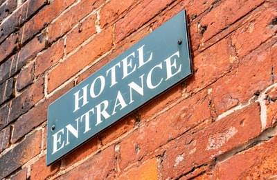 Beneficios del desarrollo personalizado en hospitalidad