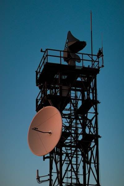 Procesamiento de señales radar UWB mejorado con aprendizaje disperso adaptativo y descomposición espectral híbrida.