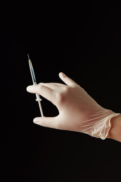 Evaluación desacoplada de acceso y uso de evidencia con interferencia semántica
