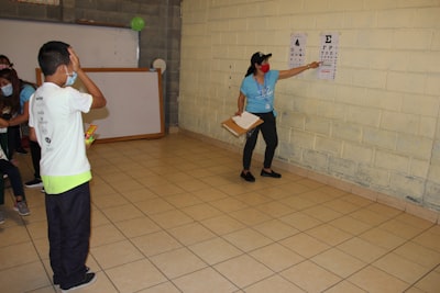 Un marco unificado de entrenamiento solo de física con bloques residuales líquidos