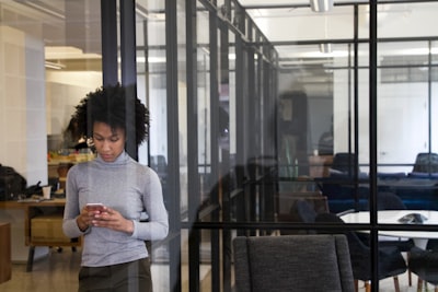 ¿Cómo la inteligencia artificial apoya la transformación digital en comparación con los empleados humanos?