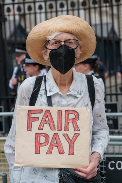 ¿Debería la IA pagar impuestos si reemplaza a los trabajadores?