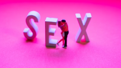 La IA transforma un aburrido contexto de oficina con un nuevo idioma y toques sexuales