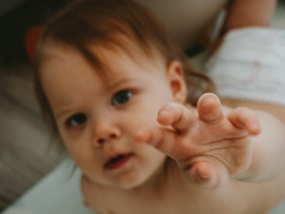 El papel del tacto en el aprendizaje visual de los bebés
