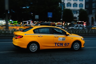 ¿El software de gestión de una empresa de taxis puede conectarse con bases de datos o APIs?