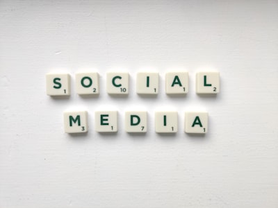 ¿Puede la IA en redes sociales reducir costos y tiempo?