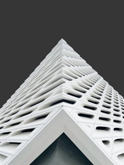 Inteligencia Artificial sin distribuciones previas: Flujos e inferencia composicional
