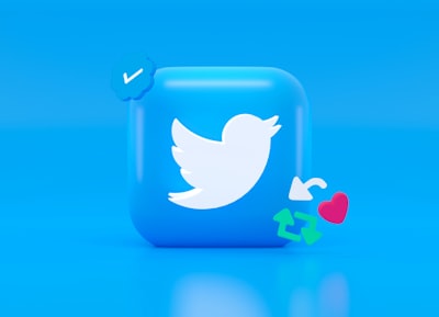 ¿LLMs para Reconstruir Anuncios de Productos Dinámicos en Twitter? ¡Sí y No!
