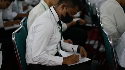 Evaluación robusta de factualidad con juicio de consenso por permutación