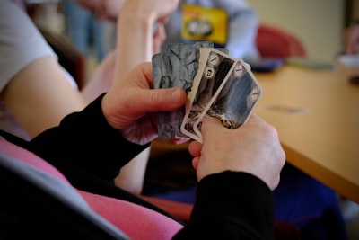 Seguridad financiera para adultos mayores con programas de bienestar.