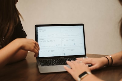 Un enfoque de puntuación de influencia bi-nivel para seleccionar datos en preentrenamiento de modelos de lenguaje.
