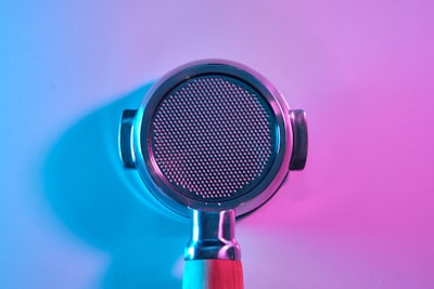 ¿Cómo la retroalimentación de usuarios mejora asistentes de voz personalizados?