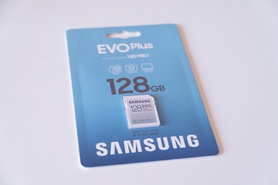 Baterías extraíbles y microSD: aún vivas en teléfonos de nicho
