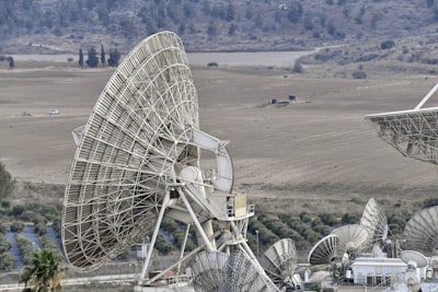 Diseño de antenas reflectoras alimentadas por LPDA con simulación de ondas completas EM