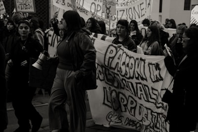 Reconsiderando la destilación en políticas de modelos de lenguaje grandes: fenomenología, mecanismo y receta