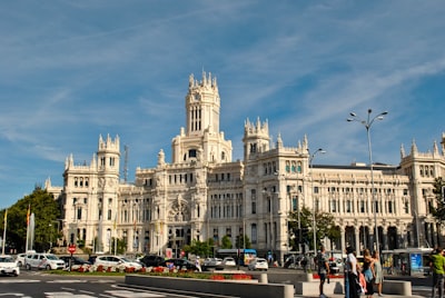La mejor manera de contratar un asistente de llamadas de IA en Madrid