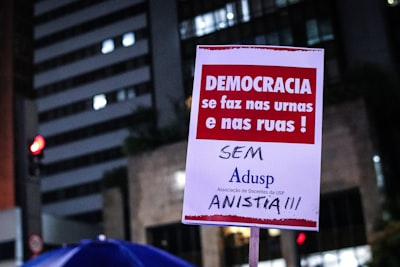 Alta entropía conduce a políticas equvariantes bajo simetría en Dec-POMDPs