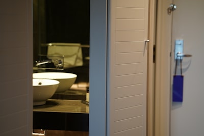 Los hoteles eliminan puertas de los baños: Huéspedes descontentos.