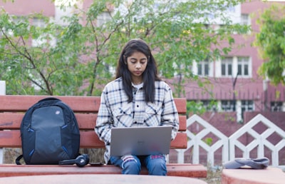 ¿Comprar un correo electrónico .EDU vs Convertirse en Estudiante: ¿Cuál es mejor?