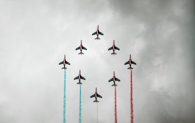 AlphaJet: Síntesis Automatizada de Aeronaves con Priores Generativos y Búsqueda Evolutiva Topológica