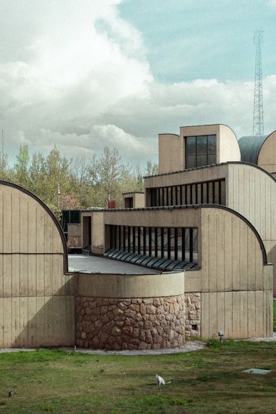 Informes Radiológicos con Evidencia: Arquitectura Supervisada por Humanos