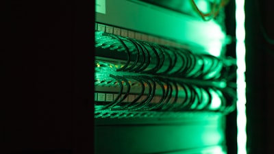 Microsoft planea expandir granjas de servidores a pesar de preocupaciones hídricas.