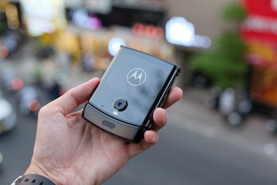 AT&T ofrece el nuevo Razr+ plegable por menos de $5 al mes sin canje