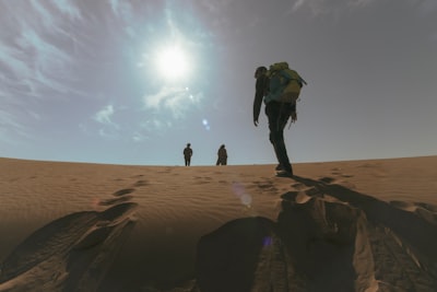 Exploración Adaptativa en Bandas de Estado Latente