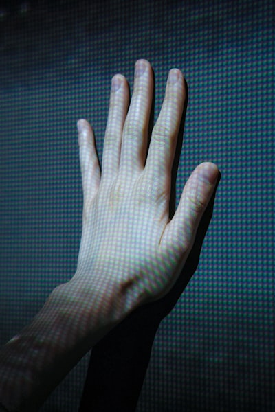 La Mano Invisible 2.0: El Futuro del Comercio en Retail y Finanzas