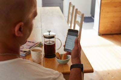 Cómo las apps móviles personalizadas apoyan el trabajo remoto sostenible