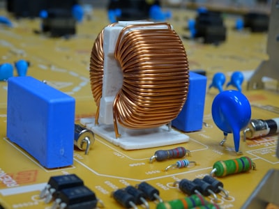 Transformador Tiny-Mamba Guided by Physics for Conscious Early Warning Reliability