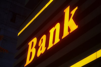 Inteligencia artificial en noticias: 200,000 empleos bancarios eliminados, OpenAI enfocado en audio