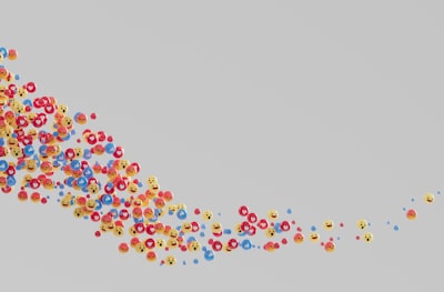 Métricas robustas para benchmarks de LLM con clustering por embeddings