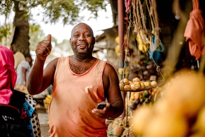 Conexión de turistas con la hospitalidad africana.