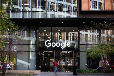 Google permite tiendas de aplicaciones de terceros y pagos