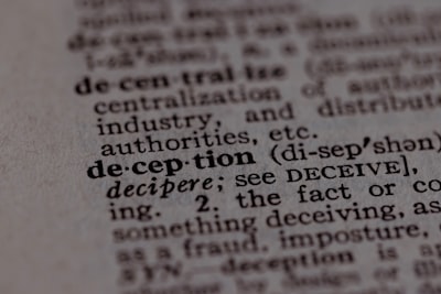 Control de descubrimientos falsos en espacios de hipótesis arbitrariamente estructurados con núcleos reproductores