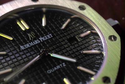 Audemars Piguet y Swatch crean un reloj de bolsillo 'pop' de $400