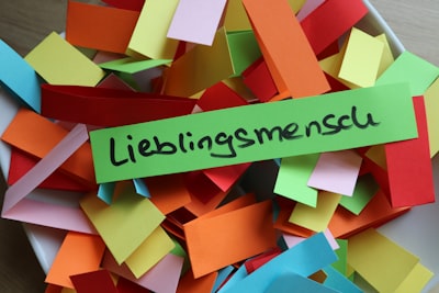 Aumentando agentes LLM con intervención colaborativa aprendida