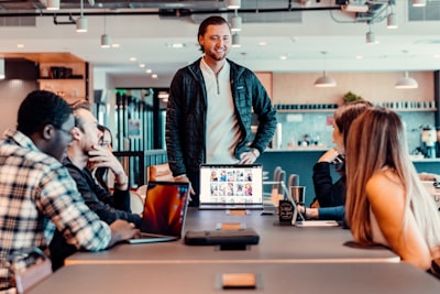 Automatización de la capacitación de empleados para el crecimiento empresarial.
