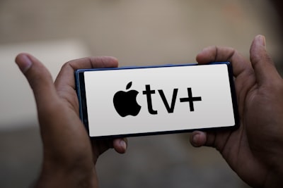 Apple TV firma acuerdo para adaptar los libros de fantasía de Brandon Sanderson