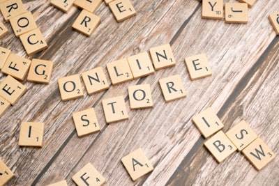 Comparación entre tienda en línea y venta al por menor tradicional
