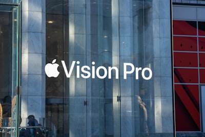 Principales noticias tecnológicas: Retraso de Apple Vision Pro, Debate sobre la Llama 4 de Meta y la UE investiga las herramientas de contratación de IA de Amazon