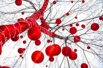 Mejorando la precisión del equilibrio MHD ideal con redes neuronales