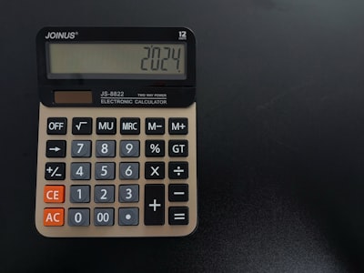 Estimación del costo total de herramientas de automatización para negocios freelance.